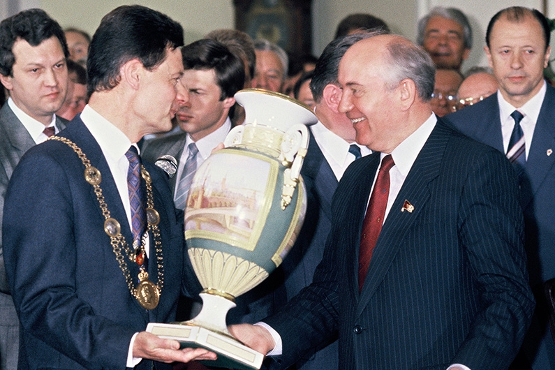 Der sowjetische Generalsekretär Michail Gorbatschow (links) überreicht dem Bonner Oberbürgermeister Hans Daniels (rechts) im Alten Rathaus eine Vase als Gastgeschenk.