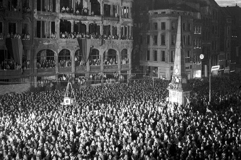 Black and white photograph of the reception of the newly elected Federal President Theodor Heuss on the market square in front of the Old Town Hall in Bonn.
