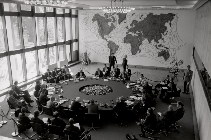 Black and white photography of the Weltsaal hall in the Foreign Office Bonn