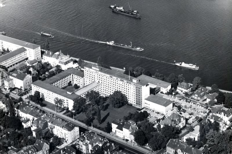 Schwarzweiß-Luftaufnahme mit Blick auf den Norden des Stadtteils Bonn-Gronau, den Rhein und das Auswärtige Amt