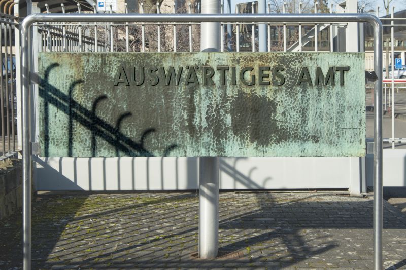 Grün angelaufenes Schild des Auswärtigen Amts in Bonn