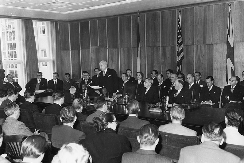 Schwarzweiß-Fotografie, Blick auf den gut gefüllten Konferenzraum der ehemaligen US-amerikanischen Botschaft in Bonn