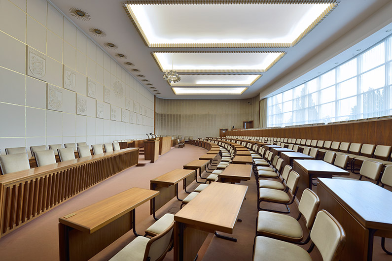 View of empty rows of seats in the plenary hall of the Bundesrat in Bonn, on the right a large window front, on the left the large lectern.