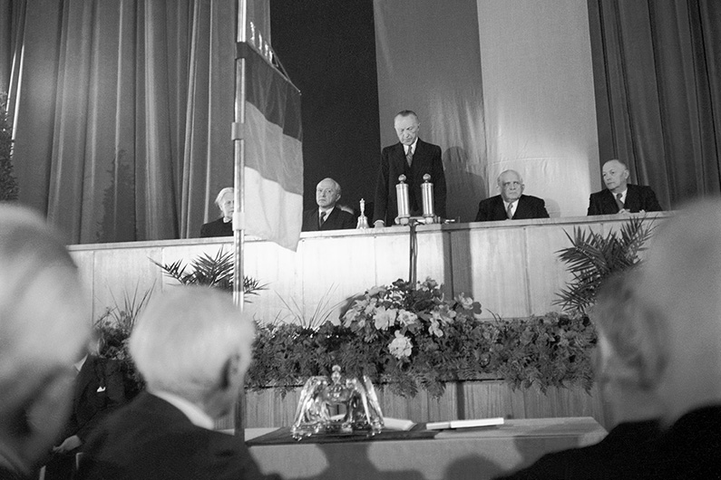 black and white photography with Konrad Adenauer and his deputies on a plenary session, in front of him the members of Parliament, the Federal States Minister Presidents and Presidents of the Federal States Parliaments.