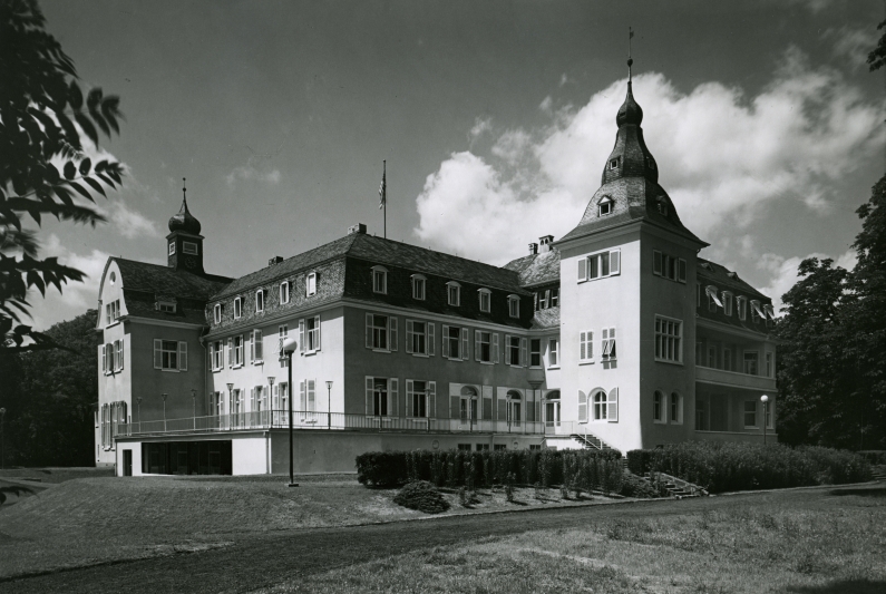 The three-storey Deichmannsaue Castle with its saddle roof and onion dome. 