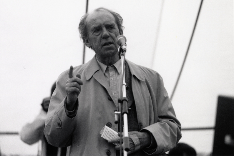 Black and white photograph of Heinrich Böll, speaking in the Hofgarten in Bonn.