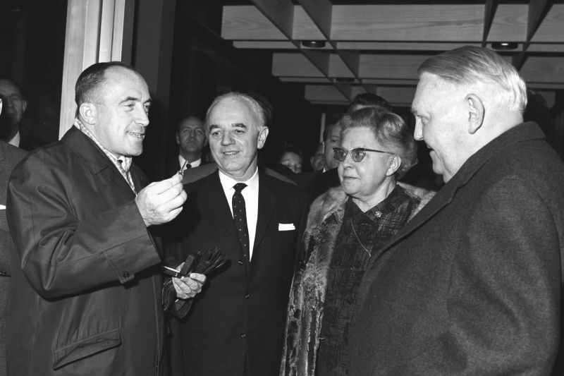 Federal Treasurer Werner Dollinger handing Chancellor Ludwig Erhard the key to the Kanzlerbungalow 