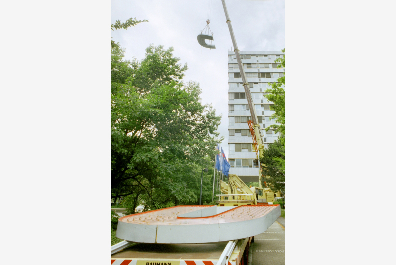 Mit Hilfe eines Krans werden die Neonbuchstaben "CDU" von der CDU-Parteizentrale in Bonn am Konrad-Adenauer Haus abgebaut und auf einen Transporter verladen.