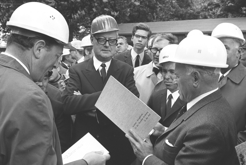 Black and white photography, several men standing in a circle, Eugen Gerstenmaier on the right.