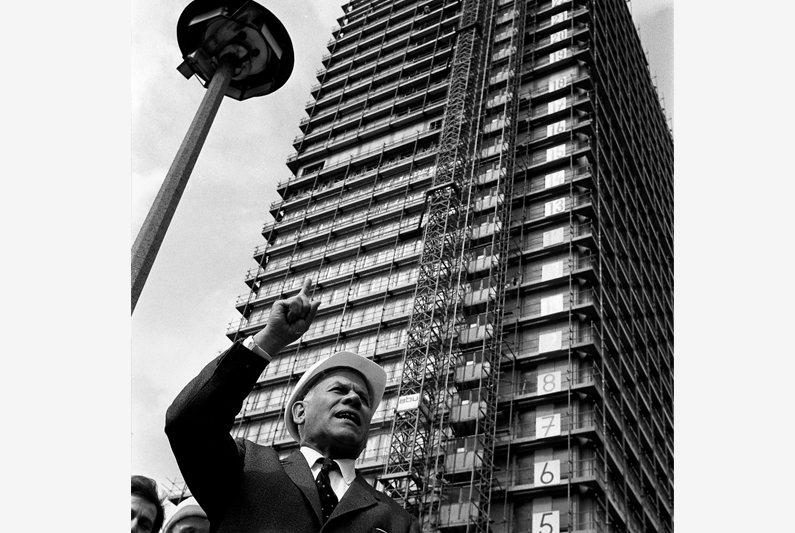 Black and white photography, Eugen Gerstenmaier standing in front of the new "Langer Eugen" office tower.