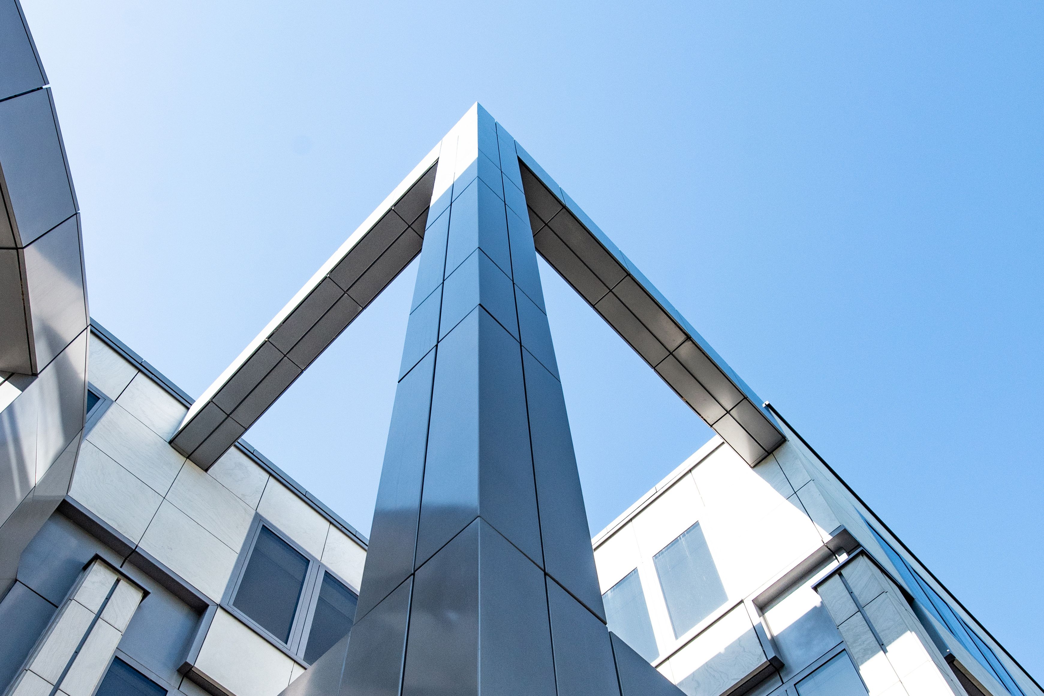 View from below at the freestanding column of the Thomas-Dehler-Haus, in the middle of the building.