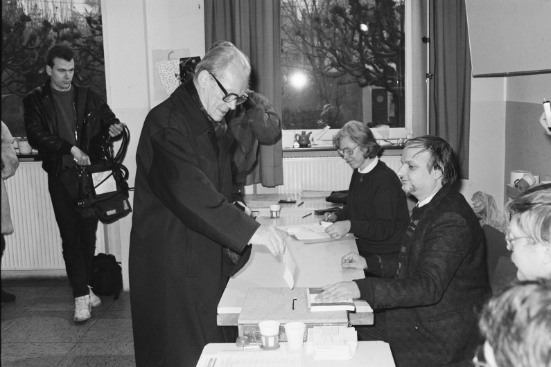 Schwarzweiß-Fotografie, Altkanzler Willy Brandt (SPD) wirft seinen Stimmzettel in die Wahlurne eines Unkeler Wahllokals